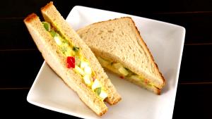 Quantas calorias em 1 Sanduíche Sanduíche de Ovo com Salada?