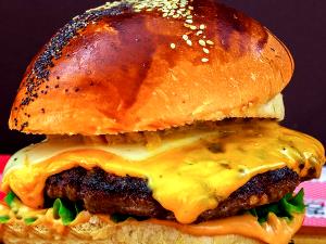 Quantas calorias em 1 unidade (210 g) Double Cheddar?