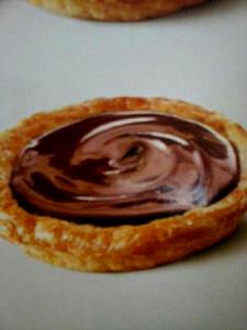 Quantas calorias em 1 unidade (60 g) Esfiha Folhada de Chocolate?