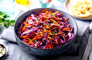 Quantas calorias em 1 xícara (50 g) Salada Colorida?
