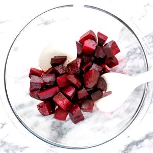 Quantas calorias em 1 Xícara, Cortadas Em Cubos Beterrabas Cozidas (de Beterrabas Frescas)?