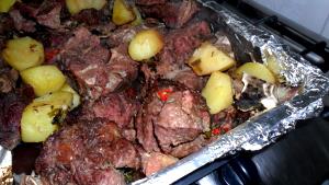 Quantas calorias em 1 Xícara, Cozidas, Cortadas Em Cubos Ripa de Costela de Carne de Vaca?