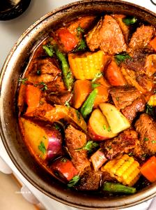 Quantas calorias em 1 Xícara, Cozido, Cortado Em Cubos Bife de Carne de Vaca?