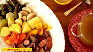 Quantas calorias em 1 Xícara, Cozido, Cortado Em Cubos Veado?