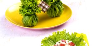 Quantas calorias em 1 Xícara, Desfiada Alface de Folha Verde?
