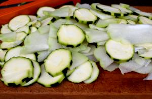 Quantas calorias em 1 Xícara, Fatiada Courgete?