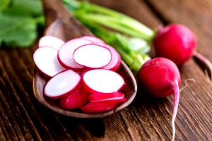 Quantas calorias em 1 Xícara, Fatias Rabanetes?