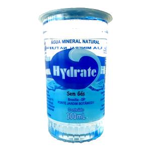 Quantas calorias em 1 Xícara Água (Engarrafada)?