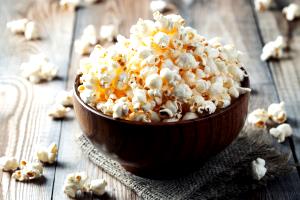 Quantas calorias em 1 Xícara Pipoca com Baixo Teor de Gordura (em Óleo)?