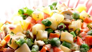 Quantas calorias em 1 Xícara (138,0 G) Salada de vegetais?