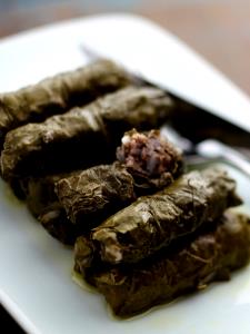 Quantas calorias em 1 Xícara (14,0 G) Folhas de uva?