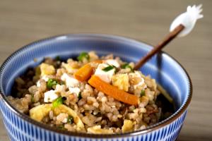 Quantas calorias em 1 Xícara (140,0 G) Arroz frito?