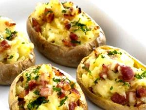 Quantas calorias em 100 G Batata no Forno Recheada com Queijo (Casca Consumida)?