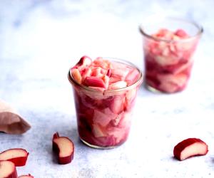 Quantas calorias em 100 G Cozer 300-450 G De Ruibarbo?