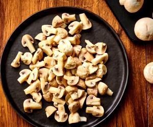 Quantas calorias em 100 G Cozer 400-500 G De Cogumelos Paris Em Quartos?