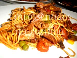 Quantas calorias em 100 G Lo Mein de Carne de Vaca?