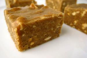 Quantas calorias em 100 G Manteiga de Amendoim Fudge?