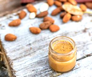 Quantas calorias em 100 G Manteiga De Amêndoa E Baunilha?