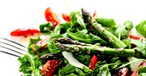 Quantas calorias em 100 g Mini Salada Light?