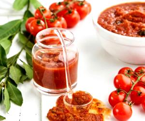 Quantas calorias em 100 G Molho De Tomate Com Azeitonas E Alcaparras?