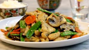 Quantas calorias em 100 G Moo Goo Gai Pan?