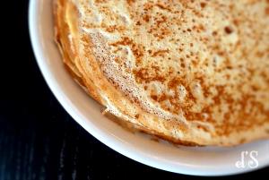 Quantas calorias em 100 G Panquecas de Manteiga de Leite?