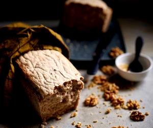 Quantas calorias em 100 G Pão De Farinha De Castanha E Noz Sem Glúten?