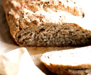 Quantas calorias em 100 G Pão De Manteiga E Nozes Sem Glúten?