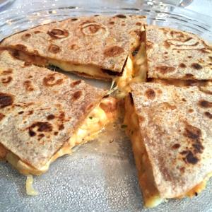 Quantas calorias em 100 G Quesadilla sem Carne com Queijo?