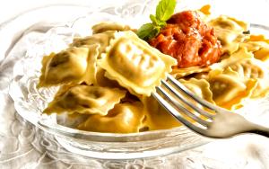 Quantas calorias em 100 G Ravioli com Molho de Tomate?