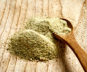 Quantas calorias em 100 G Sal De Salva E Lima?