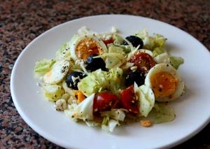 Quantas calorias em 100 G Salada de Alface com Ovo, Queijo, Tomate e / ou Cenouras?