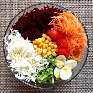 Quantas calorias em 100 G Salada de Alface com Ovo, Tomate e / ou Cenouras?