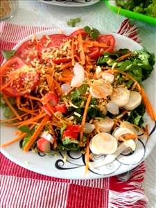 Quantas calorias em 100 G Salada de Alface com Vegetais Variados (com Tomates e/ou Cenouras)?