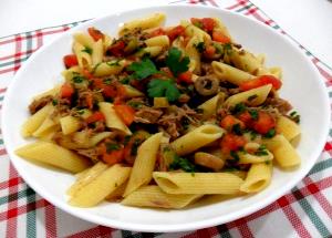 Quantas calorias em 100 G Salada de Macarrão com Carne?