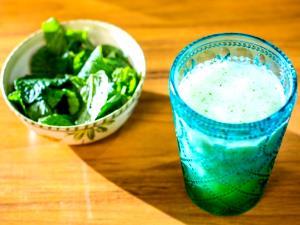 Quantas calorias em 100 G Suco de Melão?