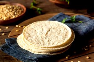 Quantas calorias em 100 G Tortilhas de Farinha?