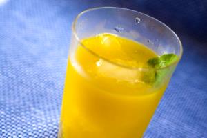 Quantas calorias em 2 colheres de sopa (20 g) Suco de Manga?