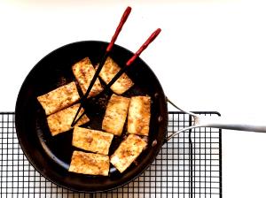 Quantas calorias em 2 colheres de sopa (30 g) Tofu?