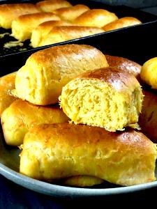 Quantas calorias em 3 unidades (50 g) Pãezinhos Especiais de Cenoura?