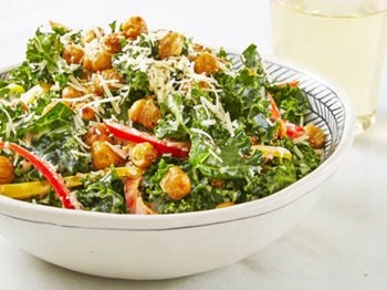 Kale Caesar de grão de bico crocante