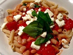 Vá grego com macarrão grego combinado com tomate e feijão branco